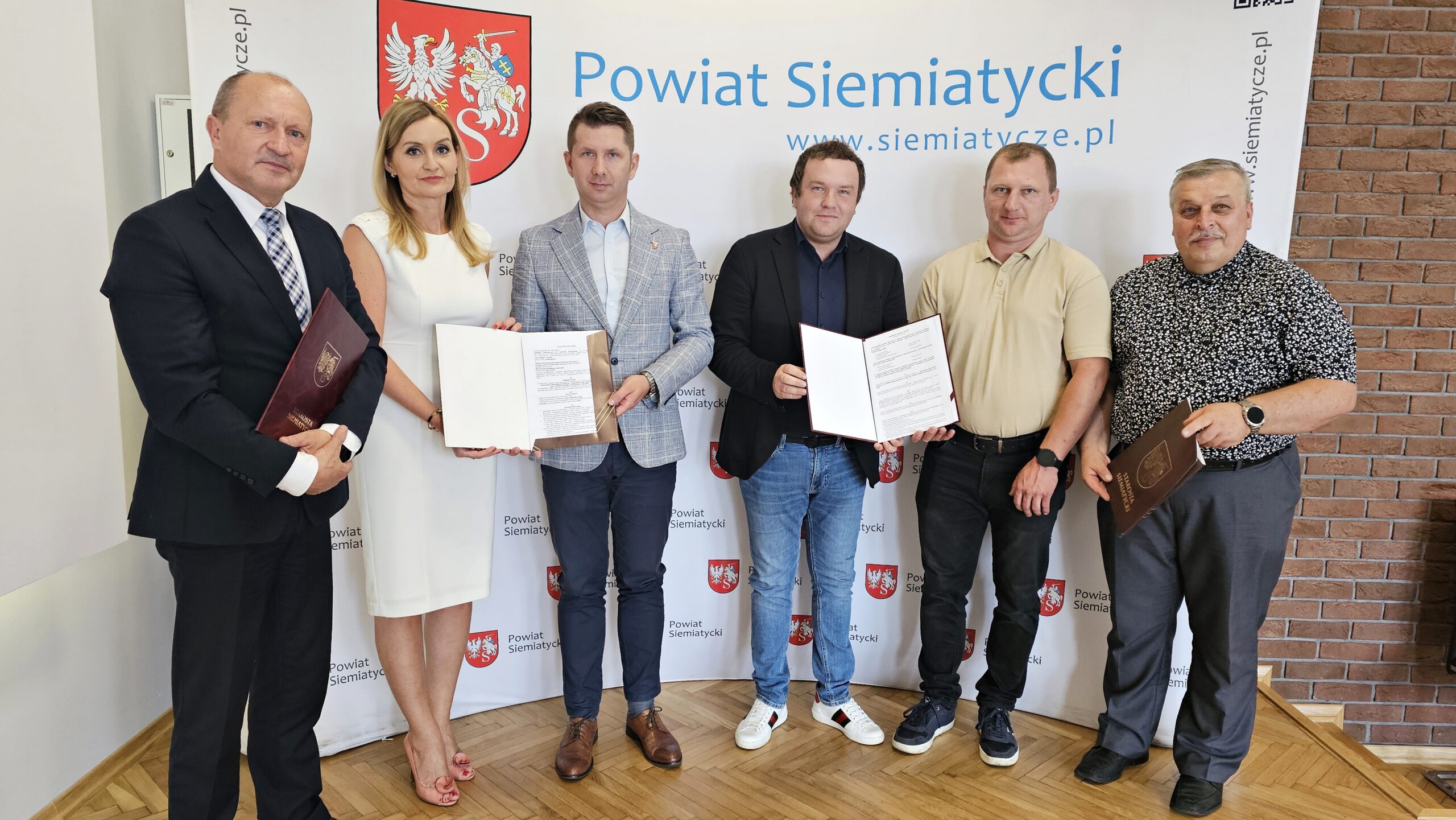 podpisanie umowy chodnik w turnie małej